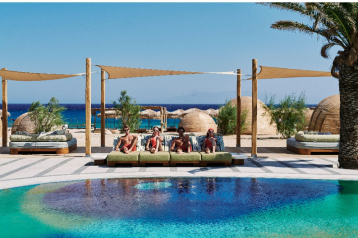 Piscine du Sunrise Relais & Châteaux avec vue sur la mer Égée à Mykonos