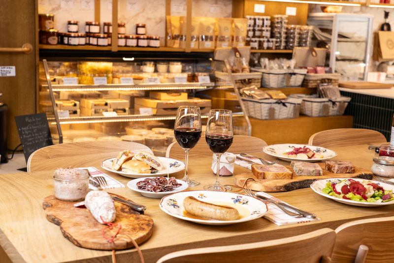 Table dégustation chez Maison Baroche Paris : charcuteries artisanales, plats traiteur et vins rouges au cœur de l’épicerie fine.