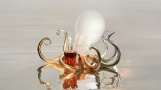 Carafe Camus « Sous les Mers » entourée d’une pieuvre en cristal et bronze réalisée par Daum.