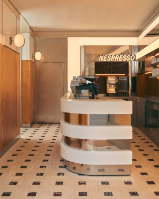 Le bar du premier Café Nespresso dessiné par Ruby Guenaire
