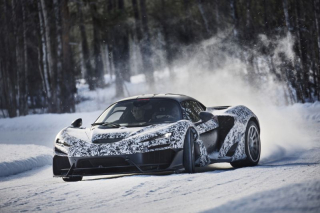 McLaren W1 2025 camouflée en session d’essai hivernal sur route enneigée, test de performance en conditions extrêmes