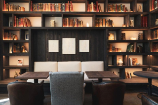 Bibliothèque design à L’Isle de Leos, mise en lumière chaleureuse et décoration provençale