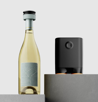 Bouteille de vin scellée par le bouchon Kabuto de B!POD, accompagnée de son système de mise sous vide design et compact.