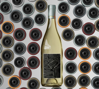 Bouteille au centre d’une composition graphique de bouchons Kabuto par B!POD, symbole d’un art de vivre autour du vin contemporain.

Légende