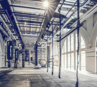 Salle d’entraînement fonctionnel à L’Usine Paris avec sangles et équipements de cross-training