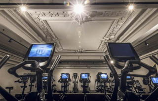 Salle de cycling de L’Usine Paris avec vélos connectés et plafond décoratif