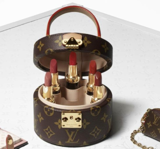 Coffret monogrammé Louis Vuitton avec cinq rouges à lèvres haut de gamme