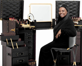 Pat McGrath devant la coiffeuse Louis Vuitton conçue pour La Beauté