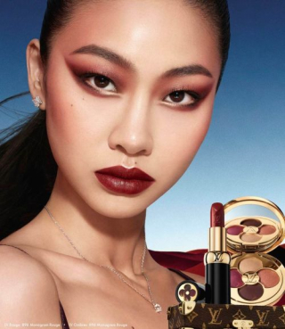 Hoyeon incarne La Beauté Louis Vuitton avec maquillage intense et rouges à lèvres Monogramme
