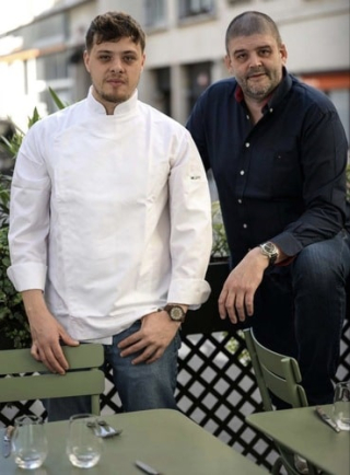 Deux hommes posant sur la terrasse du futur restaurant Albufera à Boulogne-Billancourt, l’un en veste de chef blanche, l’autre en chemise sombre