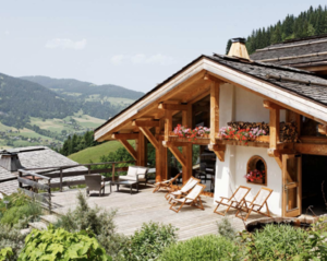 Chalet alpin du restaurant Flocons de Sel à Megève avec terrasse surplombant la vallée