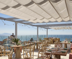 Rooftop de La Petite Plage à Biarritz avec vue panoramique sur l’Atlantique et tables dressées sous pergola