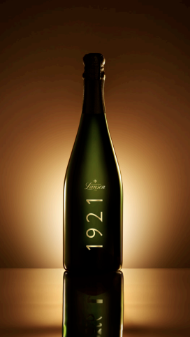Bouteille de Champagne Lanson millésime 1921, mise en valeur sous une lumière chaude, symbole de son héritage historique