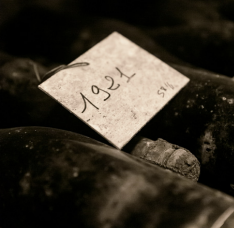 Étiquette marquée « 1921 » accrochée à d’anciennes bouteilles dans les caves