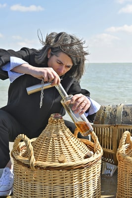 Julie Landreau, Maître de chai Camus, extrait le cognac « Sous les Mers » d’un fût immergé dans l’Atlantique.