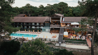 Hôtel design avec piscine et terrasses au cœur de la pinède à Lacanau