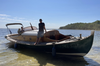 Pinasse traditionnelle naviguant sur le lac d’Hourtin-Carcans par beau temps
