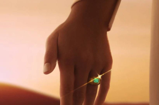 Bague SPKTRL portée à la main, diamant connecté illuminé en vert