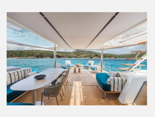 Spirit of Ponant II, catamaran de luxe Ponant Yachting, terrasse extérieure avec vue mer turquoise