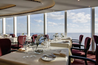 Restaurant raffiné avec vue panoramique sur la mer, décor contemporain à bord du MSC Seaside