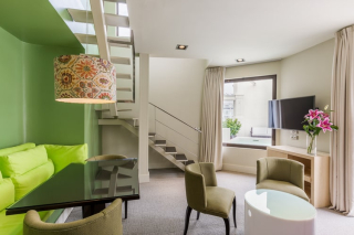 Suite intérieure du Room Mate Alicia, design moderne et couleurs lumineuses.