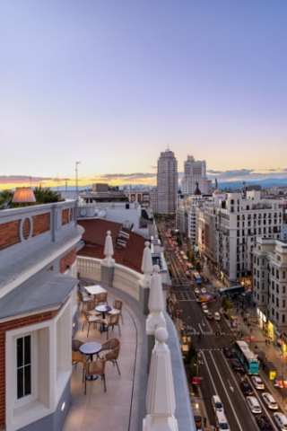 Terrasse rooftop de l’hôtel Room Mate Macarena, avec vue imprenable sur la Gran Vía.