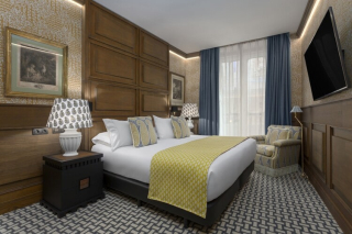 Chambre élégante de l’hôtel Room Mate Alba, alliant décoration raffinée et ambiance intime.