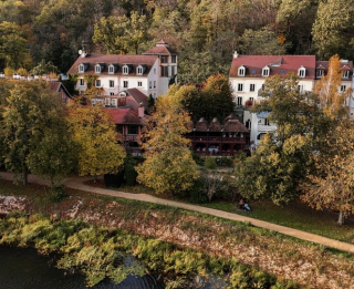 Vue aérienne des Étangs de Corot, havre bucolique de Beautiful Life Hôtels entre nature, étangs et art de vivre près de Pari