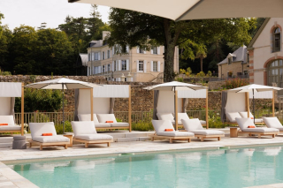 AVue sur la piscine et le manoir du Domaine de Loguénolé, havre de charme breton signé Beautiful Life Hôtels.