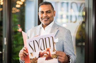 Deepak Booneady le CEO de Sun Siyam a en main le magazine du group