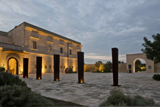 La cour intérieure du Relais Histó, éclairée à la tombée de la nuit, respire la sérénité et l’élégance.