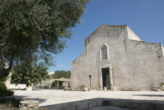 La basilique romane du XIᵉ siècle, restaurée avec soin, cœur historique du Relais Histó.