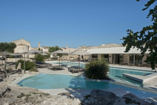 La piscine extérieure du Relais Histó, nichée entre les oliviers et les pierres blondes des Pouilles.