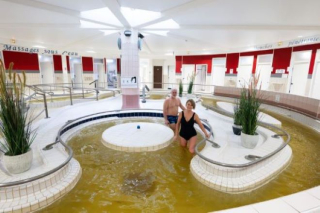 Couloir de marche des Thermes de Rochefort, où les curistes marchent dans l’eau pour stimuler la circulation