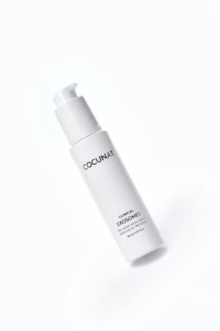 Flacon de 30ml du sérum pro-âge Clinical Exosomes de COCUNAT, posé en diagonale sur un fond blanc épuré, affiché au prix de 95,95€.