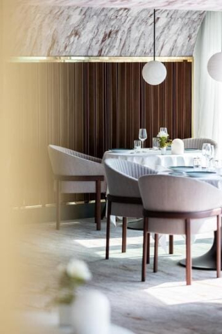 Intérieur moderne et lumineux du restaurant Gaya avec vue sur l'Atlantique à Châtelaillon-Plage.