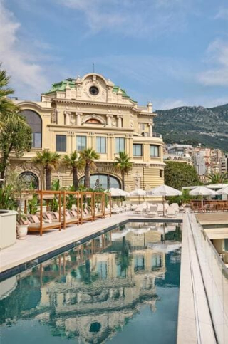 Piscine sur le toit du Fairmont Monte-Carlo reflétant l'architecture classique de Monaco.