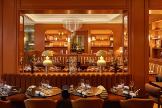 Vue intérieure du restaurant Lordy's Paris Club au Sofitel Paris Baltimore, dévoilant des tons orangés, des luminaires design et une ambiance feutrée mêlant chic parisien et esprit club londonien.