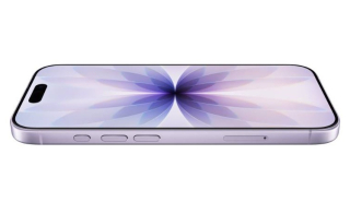 Vue latérale d'un iPhone 17 mauve en position horizontale, mettant en avant son design ultra-fin, son écran bord à bord avec Dynamic Island et sa finition en aluminium brossé