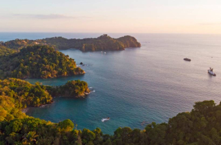 Vue aérienne de la côte luxuriante de Marina Papagayo au Costa Rica, destination de croisière de luxe Four Seasons Yachts saison 2027-2028, paysages tropicaux et eaux turquoise.