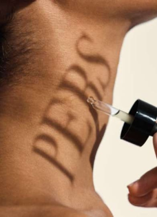Gros plan sur le cou d'une personne avec l'ombre du mot PERS projetée sur la peau, et une pipette de sérum tenue à proximité.