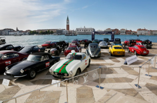 Louis Vuitton Classic Run à Venise, avec des voitures de collection sur fond de lagune.