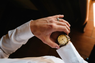 Collectionneur portant une montre automatique au poignet, illustration de l’entretien et de la préservation des garde-temps