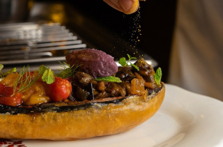 Un plat garni de légumes chez Stern Ristorante à Paris.